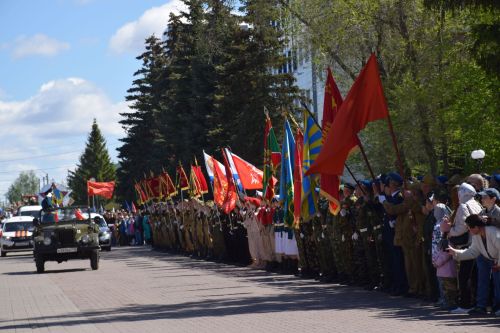 В Нурлате прошел Парад Победы: подвигу героев и память, и слава