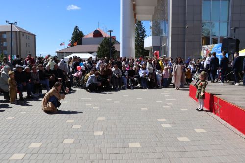 «Паровоз Победы» и лица героев: как в Нурлате отметили 9 Мая на центральной площади