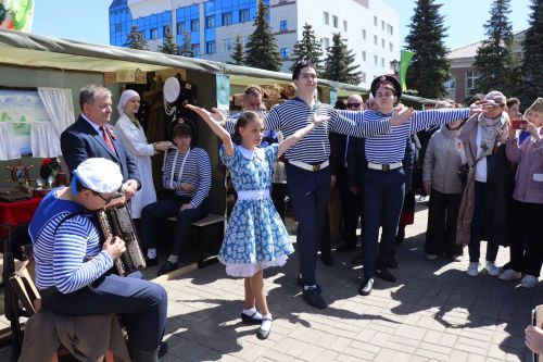 «Паровоз Победы» и лица героев: как в Нурлате отметили 9 Мая на центральной площади