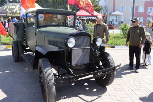 «Паровоз Победы» и лица героев: как в Нурлате отметили 9 Мая на центральной площади