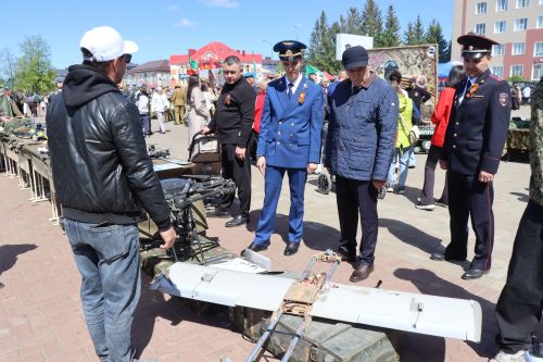 «Паровоз Победы» и лица героев: как в Нурлате отметили 9 Мая на центральной площади