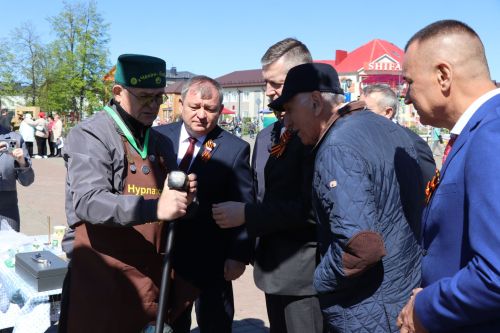 «Паровоз Победы» и лица героев: как в Нурлате отметили 9 Мая на центральной площади