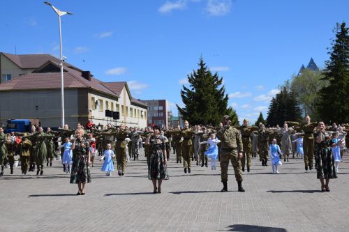 В Нурлате прошел Парад Победы: подвигу героев и память, и слава