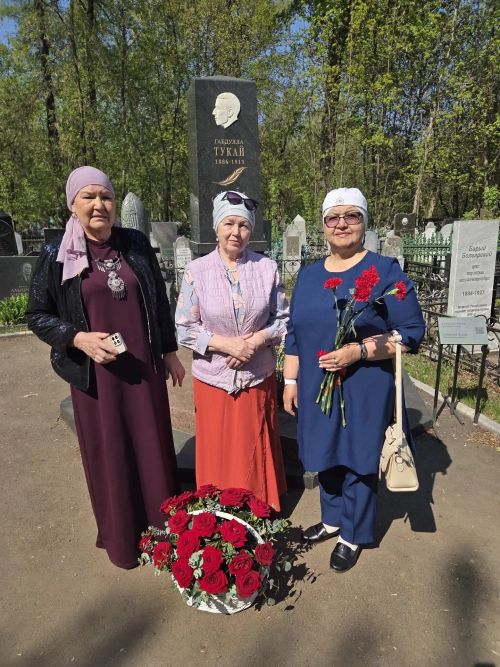 Нурлатцы возложили цветы к могиле Габдуллы Кариева в день его 140-летия