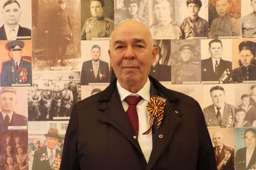 «Паровоз Победы» и лица героев: как в Нурлате отметили 9 Мая на центральной площади