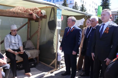 «Паровоз Победы» и лица героев: как в Нурлате отметили 9 Мая на центральной площади