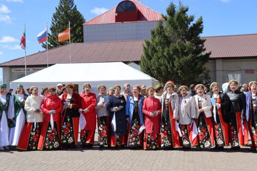 «Народный хор Победы» в Нурлате: сотни голосов исполнили главные песни весны 1945 года