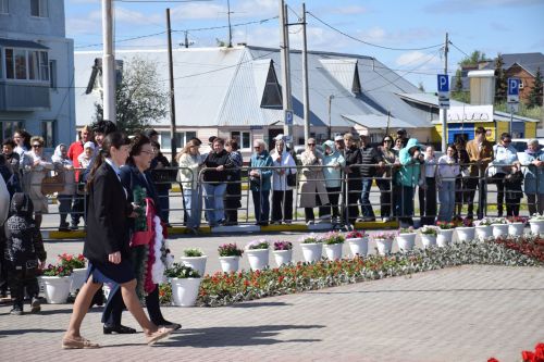 В День Победы нурлатцы возложили цветы к памятнику воину-освободителю