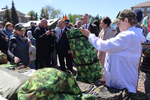 «Паровоз Победы» и лица героев: как в Нурлате отметили 9 Мая на центральной площади