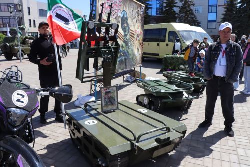 «Паровоз Победы» и лица героев: как в Нурлате отметили 9 Мая на центральной площади