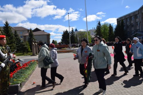 В День Победы нурлатцы возложили цветы к памятнику воину-освободителю