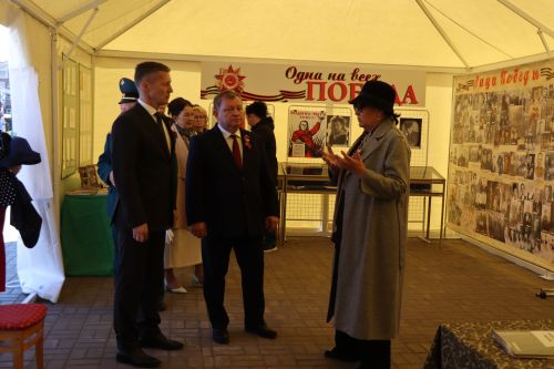 «Паровоз Победы» и лица героев: как в Нурлате отметили 9 Мая на центральной площади