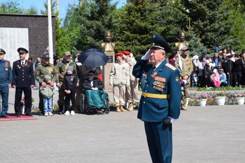 В Нурлате прошел Парад Победы: подвигу героев и память, и слава
