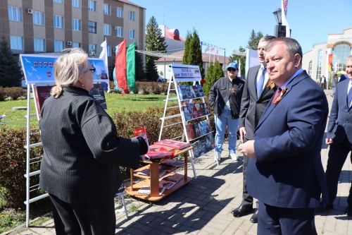 «Паровоз Победы» и лица героев: как в Нурлате отметили 9 Мая на центральной площади