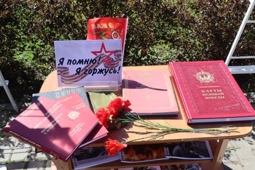 «Паровоз Победы» и лица героев: как в Нурлате отметили 9 Мая на центральной площади