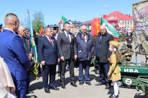 «Паровоз Победы» и лица героев: как в Нурлате отметили 9 Мая на центральной площади