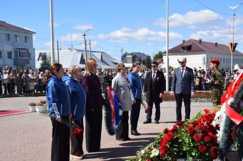 В День Победы нурлатцы возложили цветы к памятнику воину-освободителю