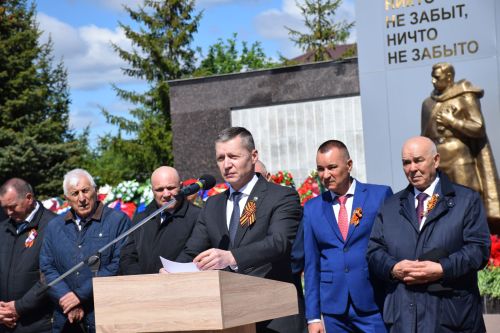 В Нурлате прошел Парад Победы: подвигу героев и память, и слава