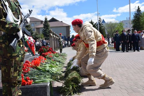 В Нурлате прошел Парад Победы: подвигу героев и память, и слава