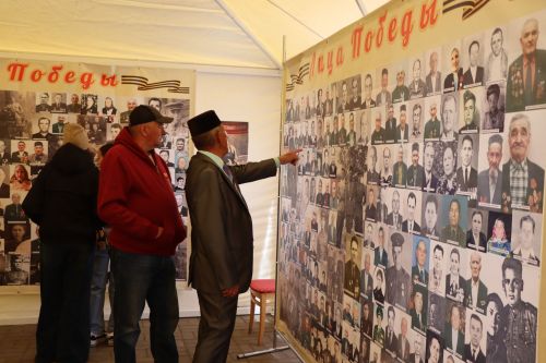 «Паровоз Победы» и лица героев: как в Нурлате отметили 9 Мая на центральной площади