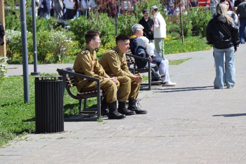 «Паровоз Победы» и лица героев: как в Нурлате отметили 9 Мая на центральной площади