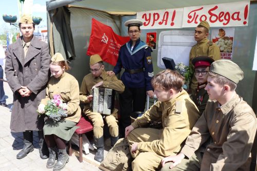 «Паровоз Победы» и лица героев: как в Нурлате отметили 9 Мая на центральной площади