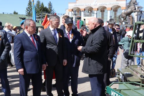«Паровоз Победы» и лица героев: как в Нурлате отметили 9 Мая на центральной площади