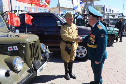 «Паровоз Победы» и лица героев: как в Нурлате отметили 9 Мая на центральной площади