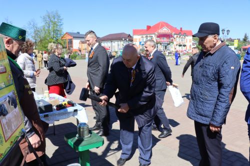 «Паровоз Победы» и лица героев: как в Нурлате отметили 9 Мая на центральной площади