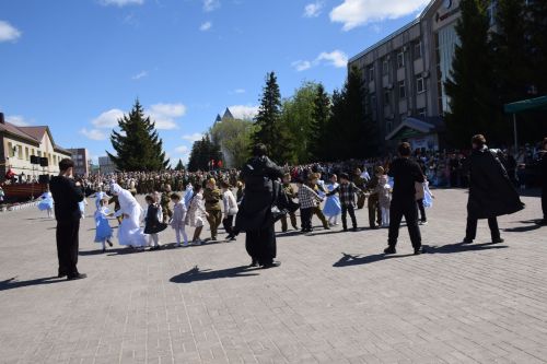 В Нурлате прошел Парад Победы: подвигу героев и память, и слава