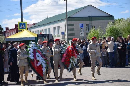 В День Победы нурлатцы возложили цветы к памятнику воину-освободителю