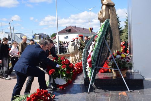 В День Победы нурлатцы возложили цветы к памятнику воину-освободителю