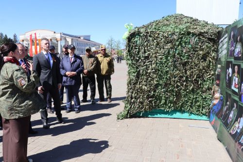 «Паровоз Победы» и лица героев: как в Нурлате отметили 9 Мая на центральной площади
