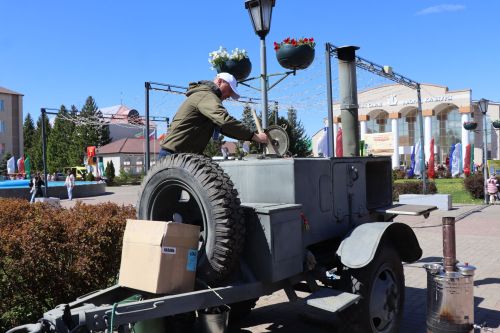 «Паровоз Победы» и лица героев: как в Нурлате отметили 9 Мая на центральной площади
