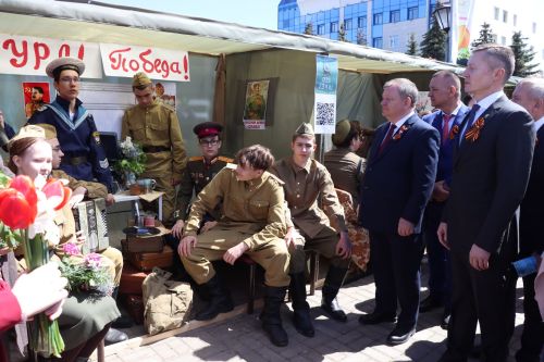 «Паровоз Победы» и лица героев: как в Нурлате отметили 9 Мая на центральной площади