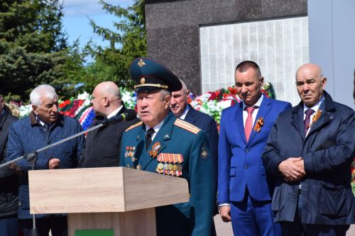 В Нурлате прошел Парад Победы: подвигу героев и память, и слава