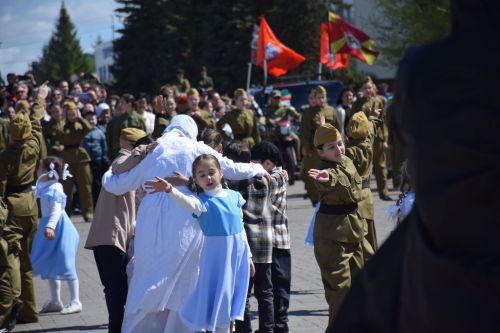 В Нурлате прошел Парад Победы: подвигу героев и память, и слава