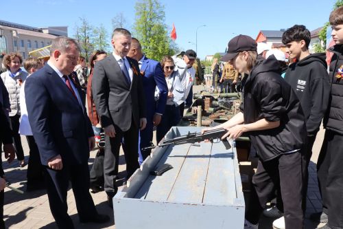 «Паровоз Победы» и лица героев: как в Нурлате отметили 9 Мая на центральной площади