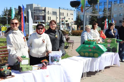 «Паровоз Победы» и лица героев: как в Нурлате отметили 9 Мая на центральной площади