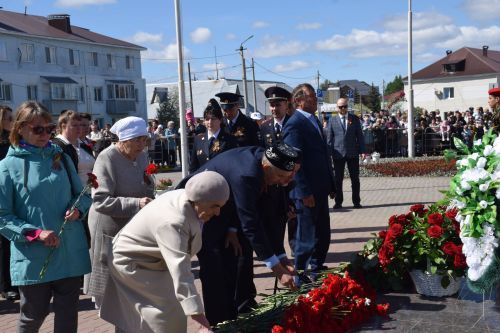 В День Победы нурлатцы возложили цветы к памятнику воину-освободителю