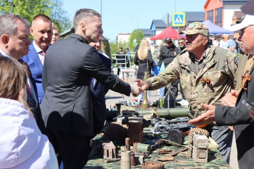«Паровоз Победы» и лица героев: как в Нурлате отметили 9 Мая на центральной площади