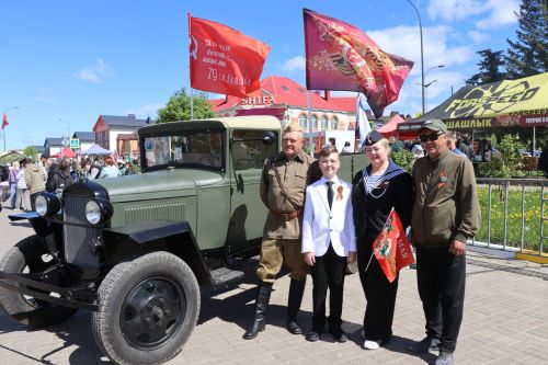 «Паровоз Победы» и лица героев: как в Нурлате отметили 9 Мая на центральной площади
