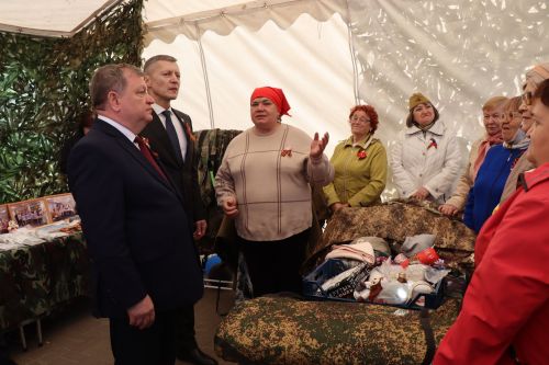 «Паровоз Победы» и лица героев: как в Нурлате отметили 9 Мая на центральной площади