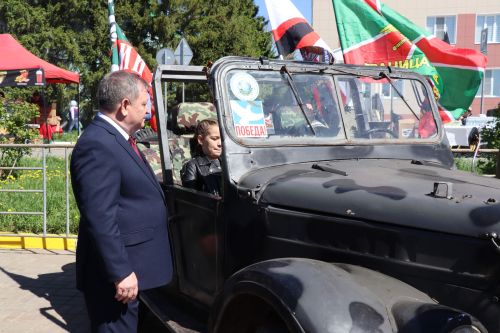 «Паровоз Победы» и лица героев: как в Нурлате отметили 9 Мая на центральной площади