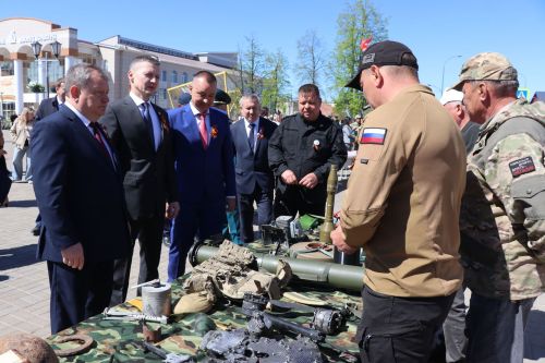 «Паровоз Победы» и лица героев: как в Нурлате отметили 9 Мая на центральной площади
