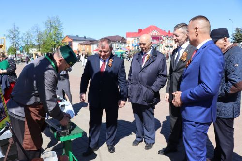 «Паровоз Победы» и лица героев: как в Нурлате отметили 9 Мая на центральной площади
