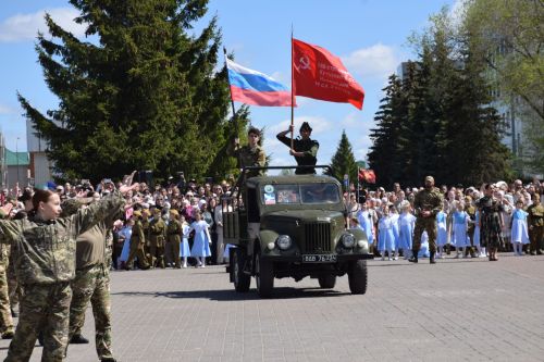 В Нурлате прошел Парад Победы: подвигу героев и память, и слава