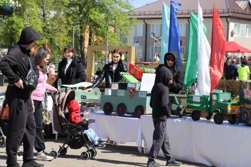 «Паровоз Победы» и лица героев: как в Нурлате отметили 9 Мая на центральной площади