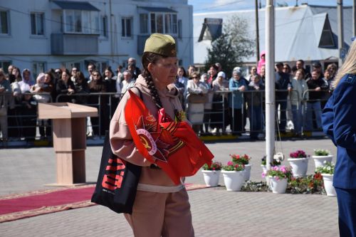 В День Победы нурлатцы возложили цветы к памятнику воину-освободителю