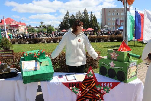 «Паровоз Победы» и лица героев: как в Нурлате отметили 9 Мая на центральной площади